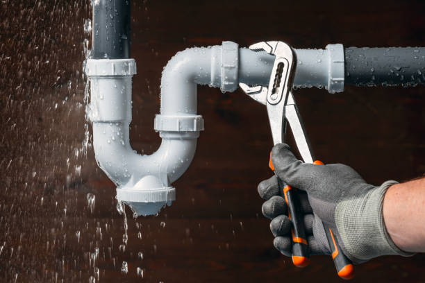 Professional Emergency Plumber technician working in Clockville, NY